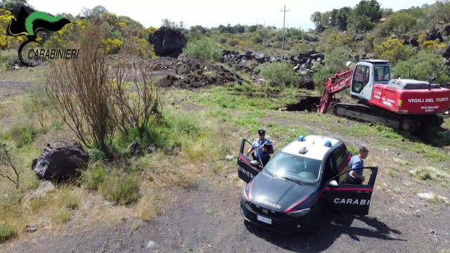 interravano-e-bruciavano-rifiuti,-sequestrata-discarica-nel-catanese