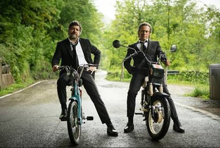 fabio-de-luigi-dirige-e-interpreta-“50-km-all’ora”