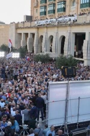 malta,-manifestanti-gridano-“mafia,-mafia”-contro-parlamentari
