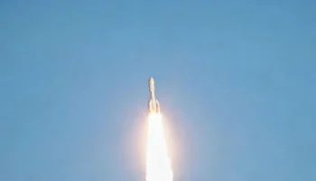 la-cina-lancia-in-orbita-nove-satelliti-dalle-acque-al-largo-di-shanghai