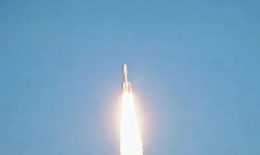 la-cina-lancia-in-orbita-nove-satelliti-dalle-acque-al-largo-di-shanghai