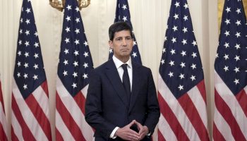 la-fed-rialza-i-tassi-di-25-punti-base,-warsh-sfida-trump-per-fermare-l’inflazione