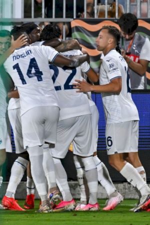 la-lazio-batte-il-venezia-2-0-e-aggancia-roma-e-inter-in-testa
