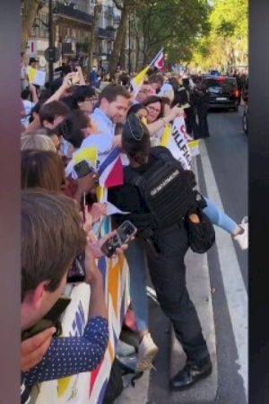 papa-a-parigi,-attivisti-peta-anti-corrida-invadono-percorso-papamobile