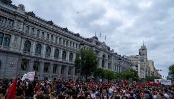 spagna,-decine-di-migliaia-di-persone-in-piazza-per-protestare-contro-la-crisi-abitativa