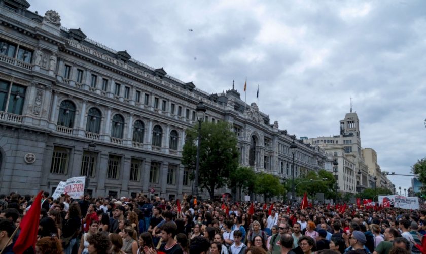 spagna,-decine-di-migliaia-di-persone-in-piazza-per-protestare-contro-la-crisi-abitativa