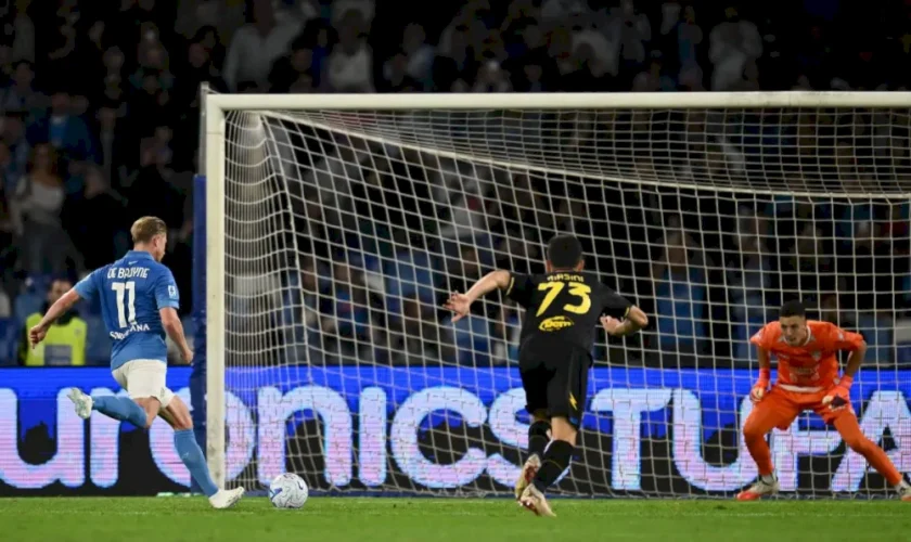 doppietta-de-bruyne-e-gol-di-lang,-al-maradona-il-napoli-batte-3-0-il-frosinone