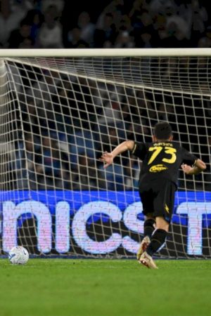 doppietta-de-bruyne-e-gol-di-lang,-al-maradona-il-napoli-batte-3-0-il-frosinone