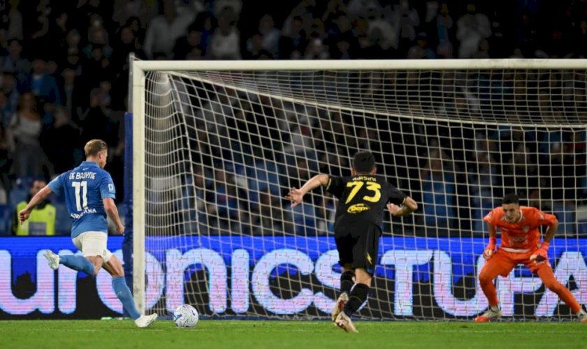 doppietta-de-bruyne-e-gol-di-lang,-al-maradona-il-napoli-batte-3-0-il-frosinone